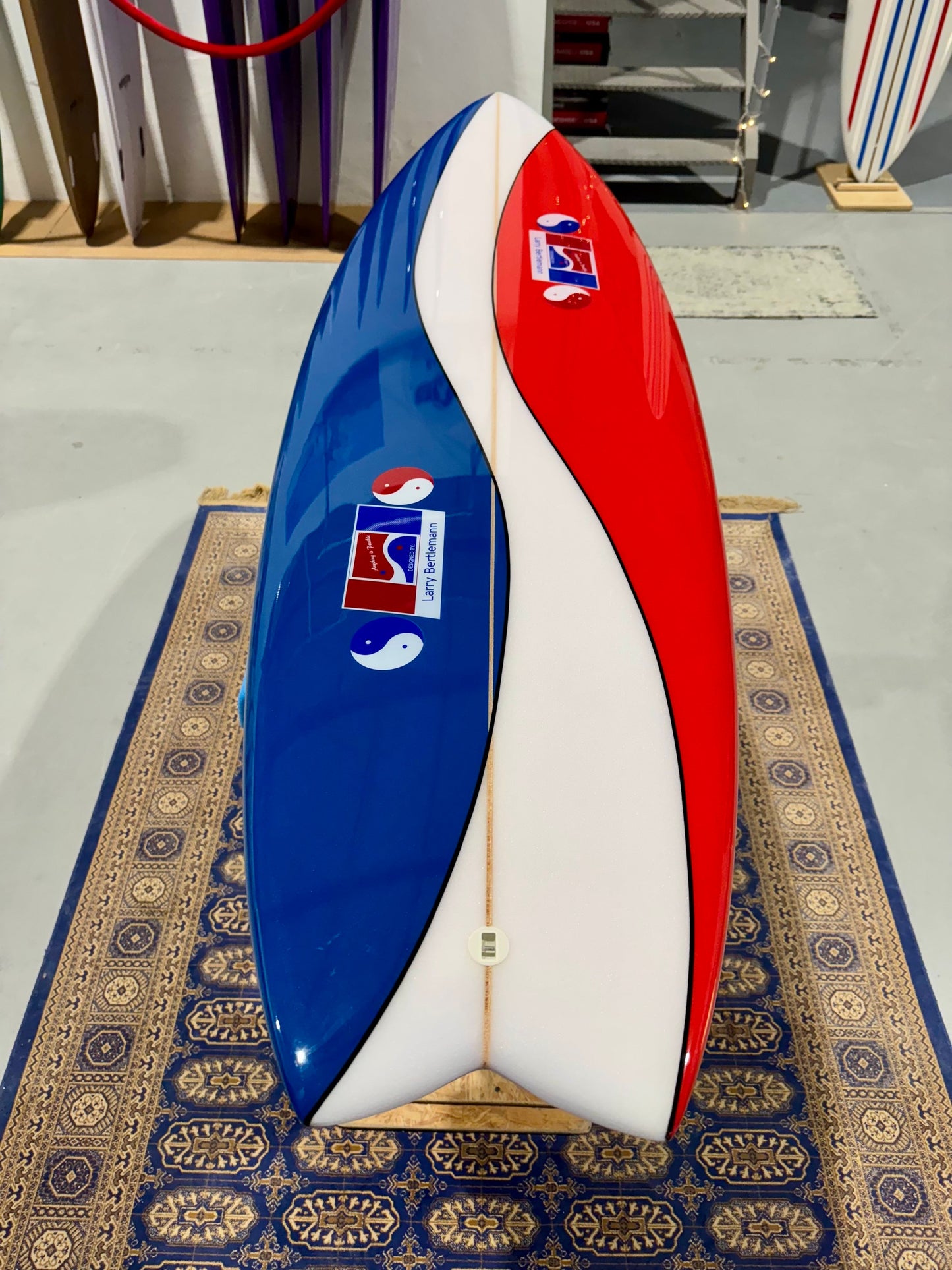 Prancha Surf Larry Bertlemann "Pepsi" Twin Fin 6’0 w/ glass on fins