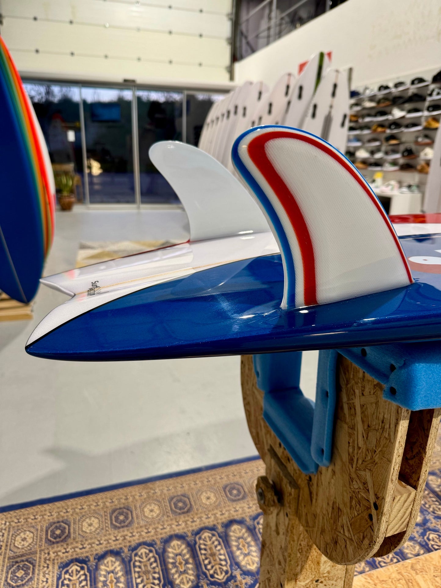Prancha Surf Larry Bertlemann "Pepsi" Twin Fin 6’0 w/ glass on fins