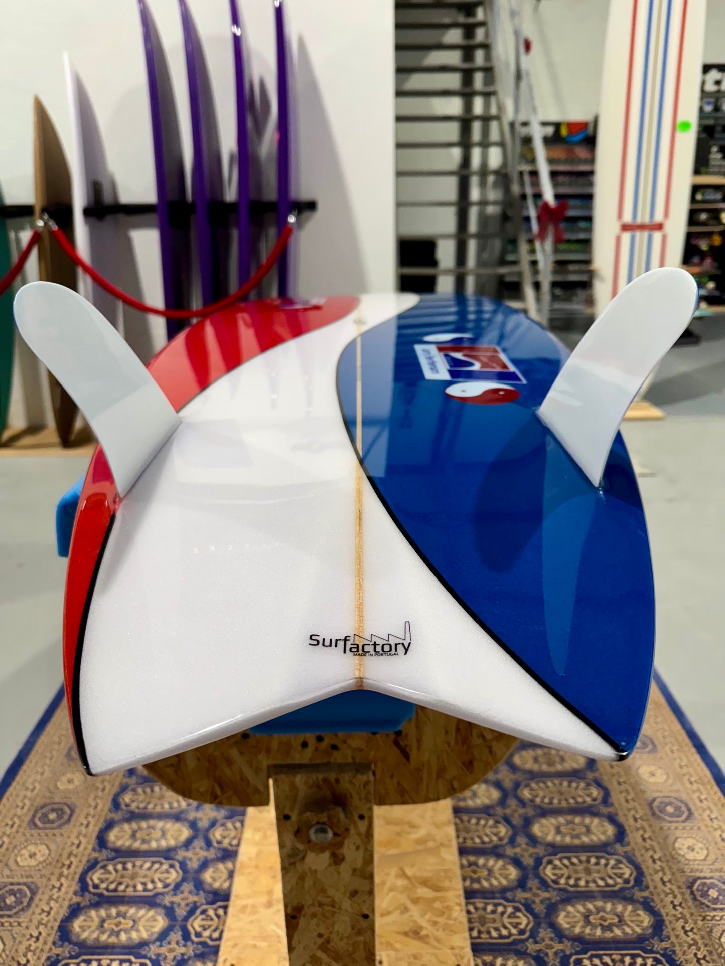 Prancha Surf Larry Bertlemann "Pepsi" Twin Fin 6’0 w/ glass on fins