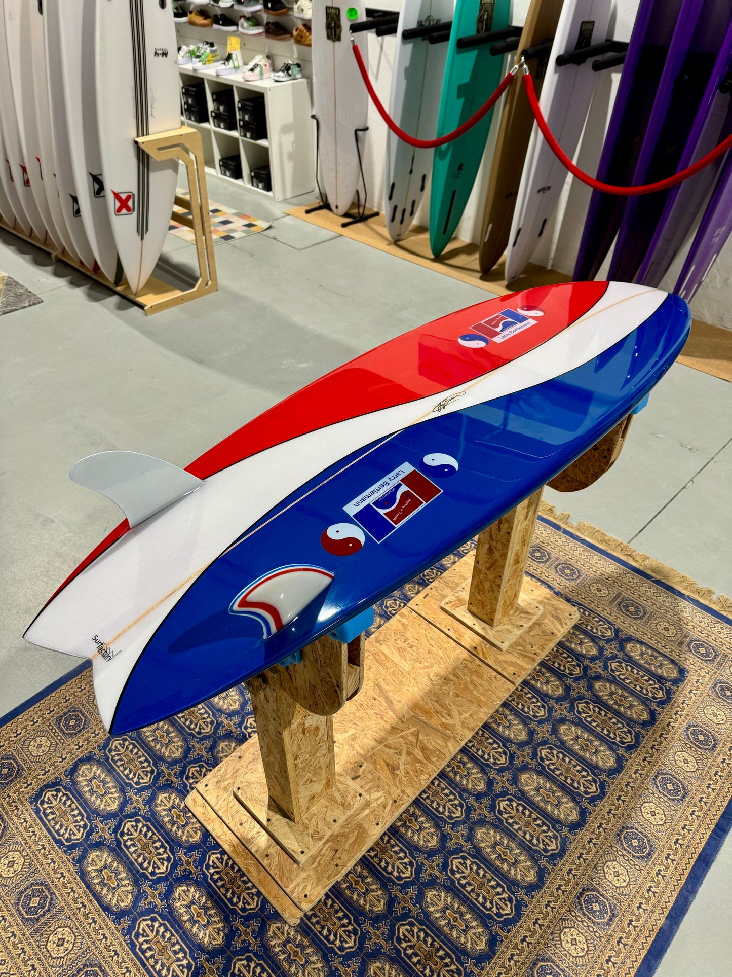 Prancha Surf Larry Bertlemann "Pepsi" Twin Fin 6’0 w/ glass on fins