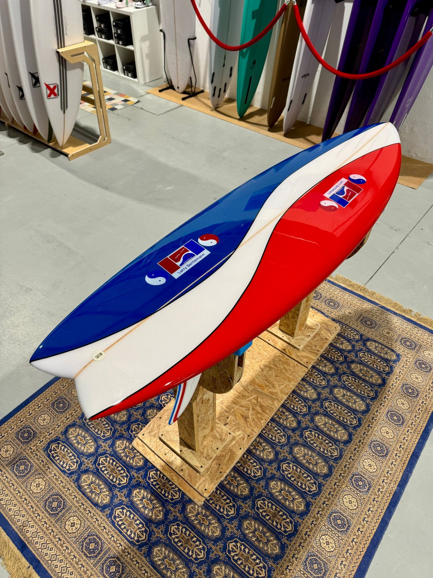 Prancha Surf Larry Bertlemann "Pepsi" Twin Fin 6’0 w/ glass on fins
